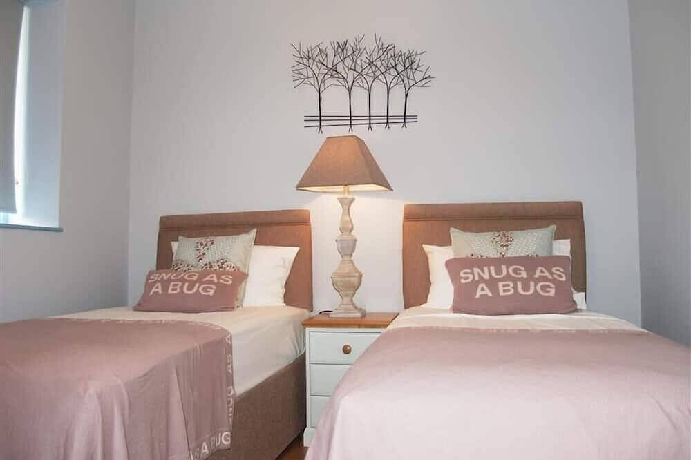 Seabrook, family friendly, country holiday cottage in Broad Haven in Broad Haven, Pembrokeshire