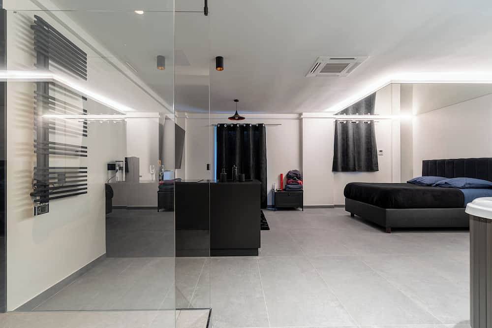 Entire apartment, Black Suite Jacuzzi Disneyland in Esbly, Seine-et-Marne