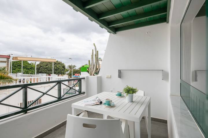 Ganze Wohnung, Ferienwohnung 'Suite4you 50 Meter vom Strand entfernt' mit Meerblick, Wlan und Klimaanlage in Puerto del Carmen, Tías