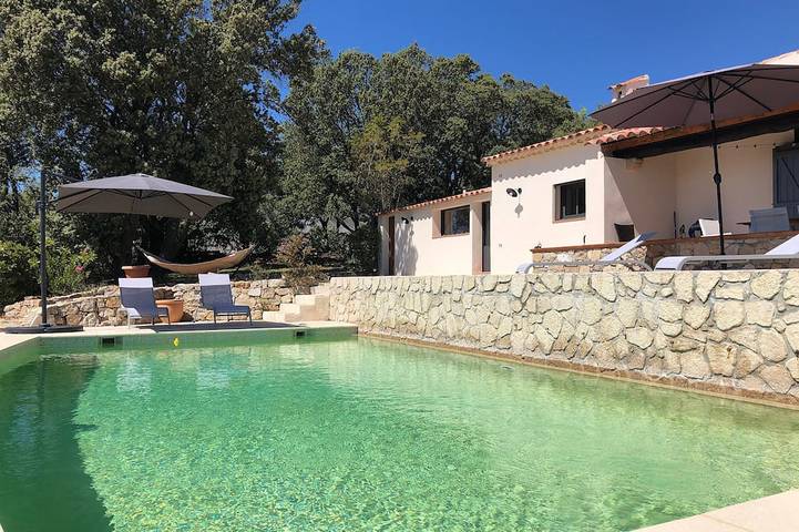 Location de vacances pour 8 personnes, avec terrasse et jardin à Tourtour