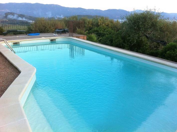 Villa pour 8 personnes, avec piscine et terrasse en Corse-du-Sud