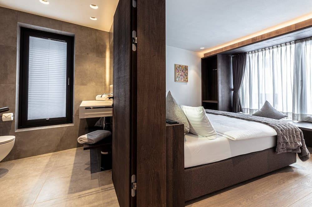 Entire apartment, Apartment \"Villa Margareth Selva\" with Mountain View, Balcony & Wi-Fi in Wolkenstein, Dolomiti Superski