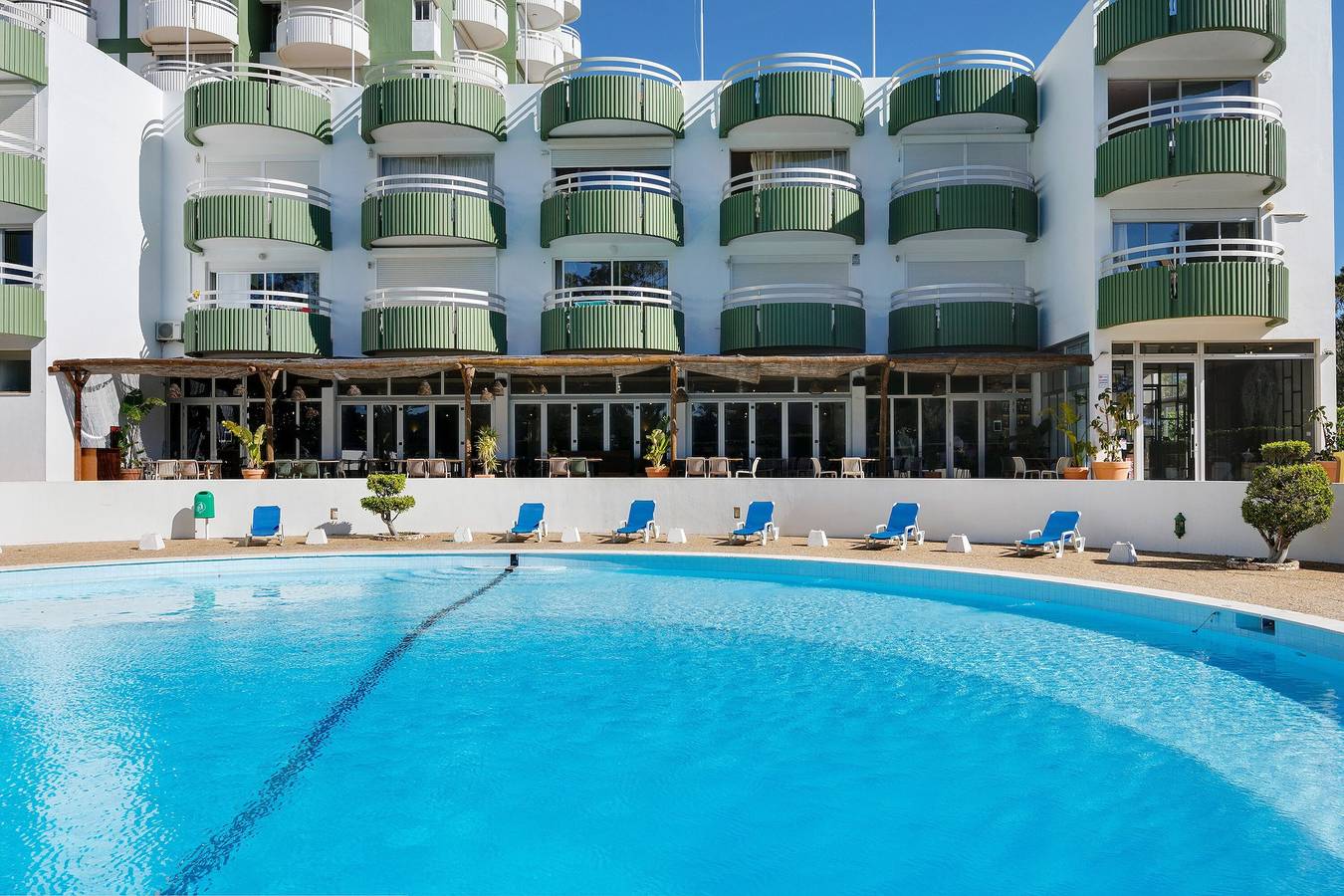 Appartamento intero, Sweet Green Tower con Vista Mare e Piscina Condominiale in Praia da Rocha, Portimao