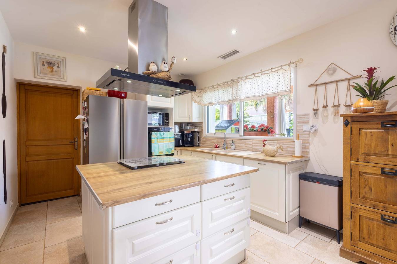 Charming ground floor villa apartment with a heated swimming pool in Cers, Côte méditerranéenne (France)