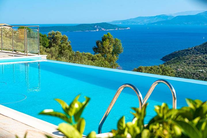 Διαμερίσματα διακοπών για 8 άτομα, με θέα και πισίνα καθώς και κήπο στον Πόρο (Λευκάδα)