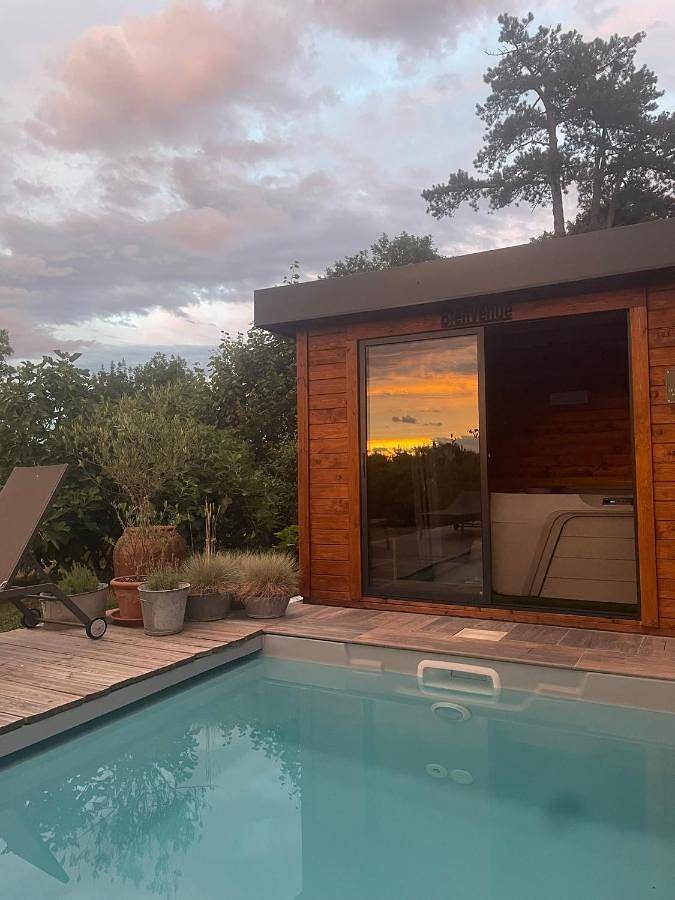 Maison d’hôte pour 3 personnes, avec jardin ainsi que jacuzzi et piscine dans la Loire - 3