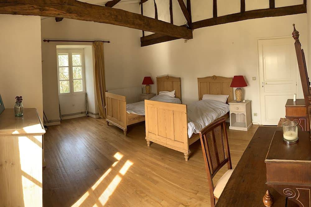 Traditional hilltop Gascon farmhouse with large pool overlooking the Pyrénées  in Saint-Arailles, Gers