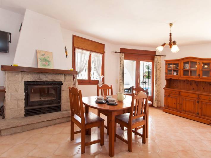 Location de vacances pour 6 personnes, avec terrasse ainsi que piscine et jardin, animaux acceptés dans Les Tres Cales - 3