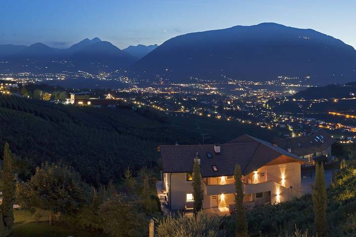 Ganze Wohnung, Panorama Apartment in Schenna mit Pool, Bergblick - ideal zum Wandern bei Meran in Schenna, Sarntaler Alpen