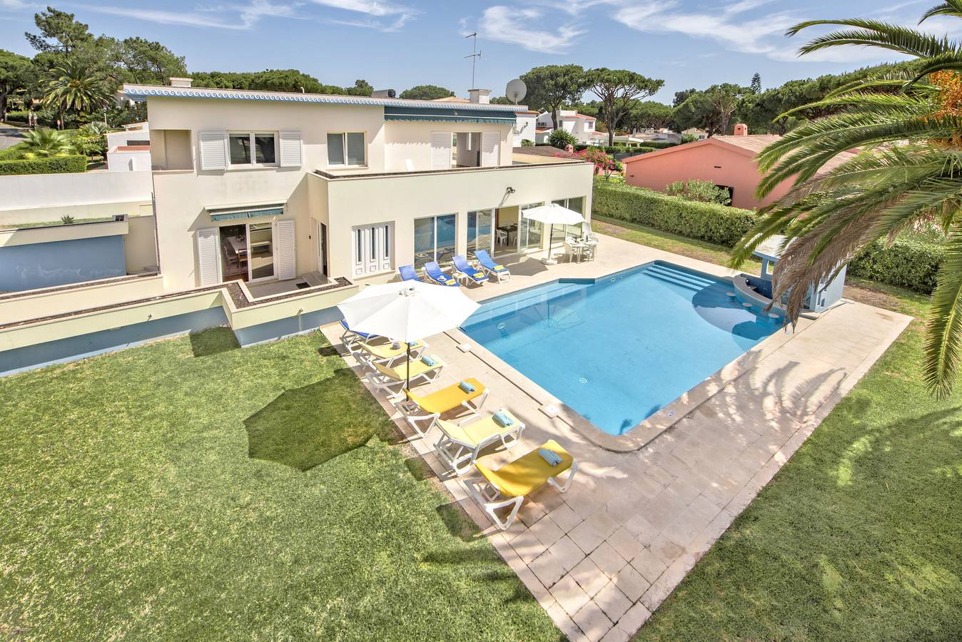 Große Villa mit privatem Pool, in der Nähe von Annehmlichkeiten, kostenlose Klimaanlage und Wlan in Vilamoura, Quarteira