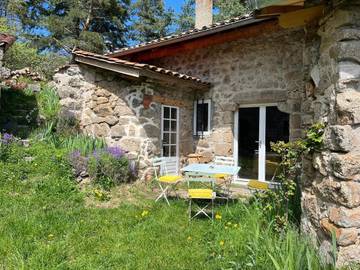 Gîte pour 4 personnes, avec terrasse et jardin à Usson-en-Forez