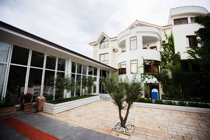 Maison d’hôte pour 3 personnes, avec Terrasse et Jardin ainsi que Bassin pour enfant et Piscine à Golem