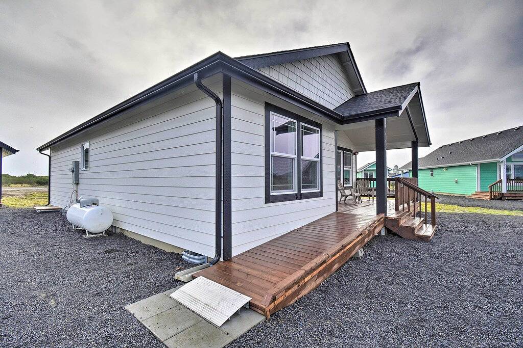 Hot Tub: Modern Ocean Shores Home, 2 Mi to Beach! in Ocean Shores, Grays Harbor County