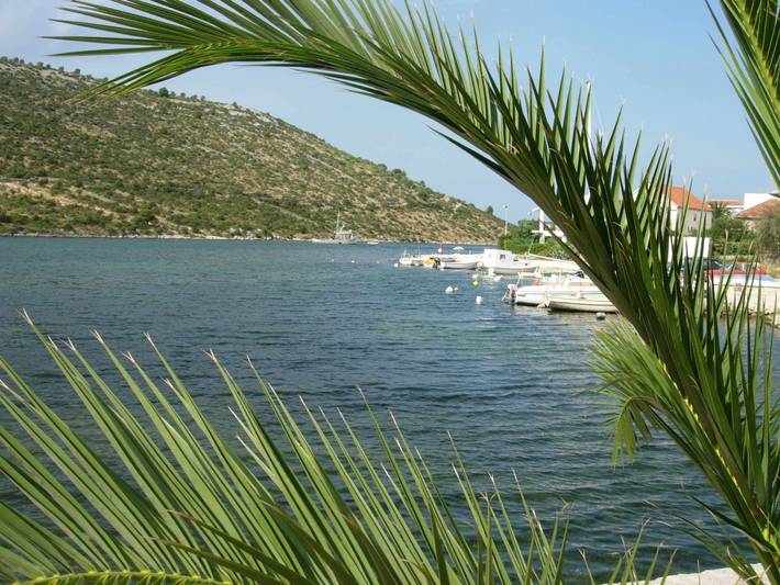 Großes, strandnahes Ferienhaus in Podglavica in Rogoznica, Šibenik-Knin
