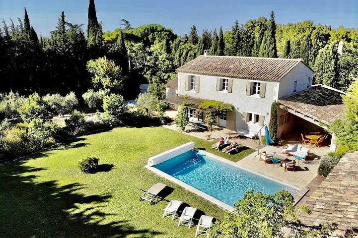 Agriturismo pour 10 personnes, avec terrasse et jardin à Eyragues