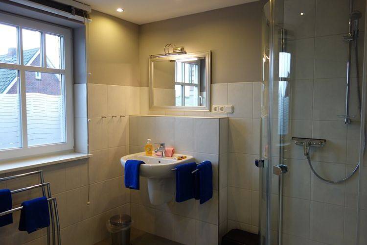 Dieses freistehende Haus mit großzügigem Grundstück in der Flurstraße 28 in Wyk, lässt Urlaubsherzen höher schlagen. in Wyk auf Föhr (Stadt), Wyk auf Föhr