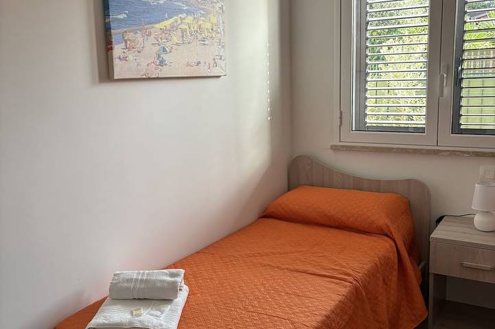 Independent villa 2 with garden near the sea 10 km from Cefalù in Spiaggia (Campofelice di Roccella), Campofelice di Roccella