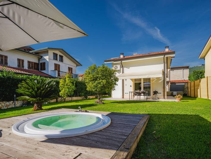 Ferienhaus für 4 Personen, mit Terrasse und Garten in Massarosa