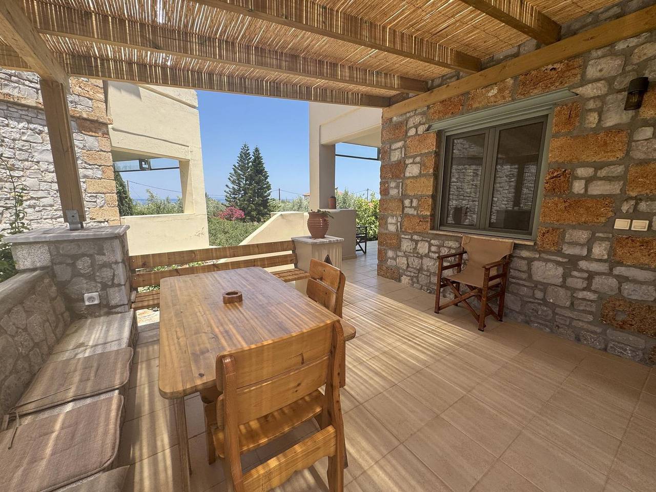 Poulithra, Peloponnese: Charming Holiday Home with Terrace & Sea View in Kinuria