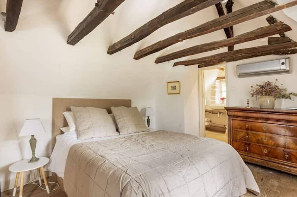 Charming traditional house, shared luxury pool in Saint-Robert, Dordogne