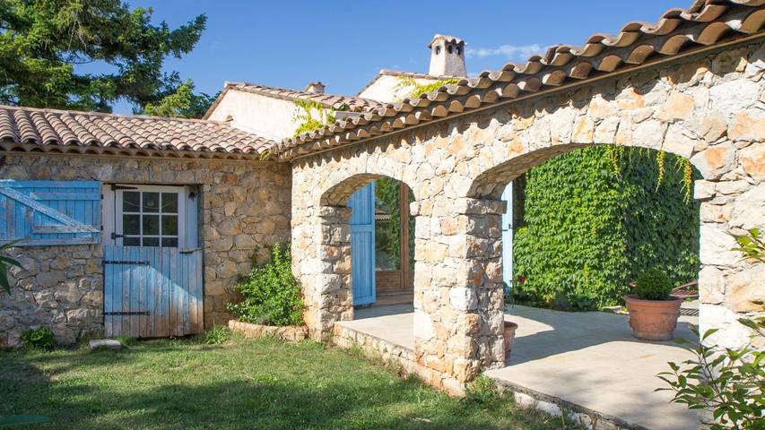 Location de vacances pour 6 personnes, avec terrasse ainsi que piscine et jardin, animaux acceptés à Saint-Cézaire-sur-Siagne - 4