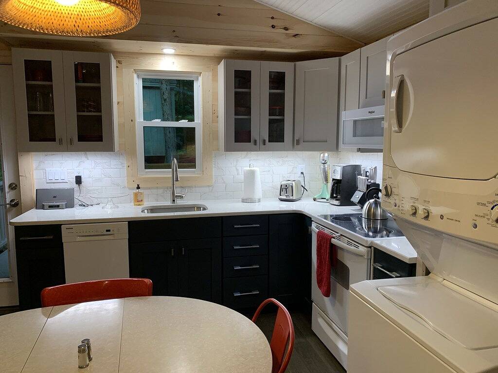 Ruhige komfortable Kabine 5 Min. Zu Fuß zum Schwimmen und Bootfahren in Becket, Berkshire County