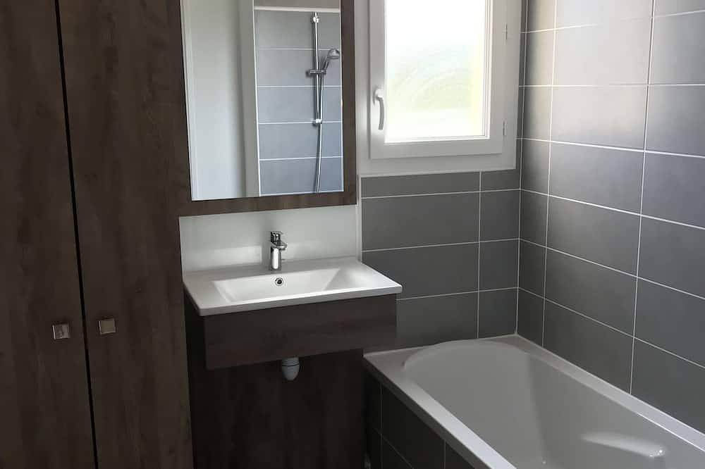 Ganze Wohnung, Modern, air-conditioned 2-bed duplex apt with beautiful private terrace & garden in Le Plan-de-la-Tour, Mittelmeerküste (Frankreich)
