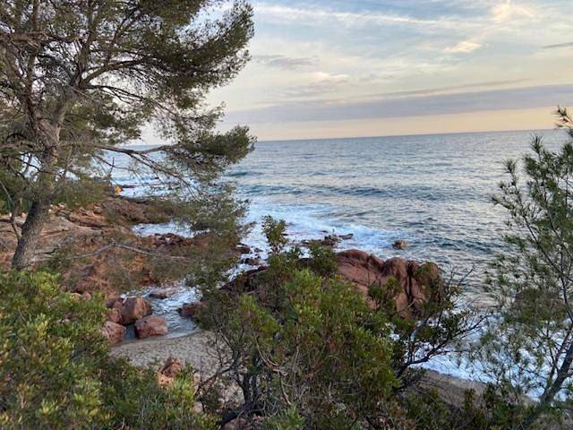 Gîte pour 4 personnes, avec vue et jardin dans Plage D Aigue Bonne - 2