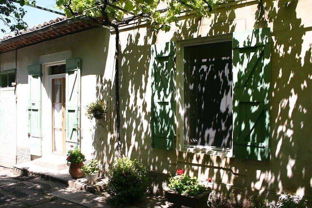 Entire apartment, Quiet apartment, renovated, above ground pool and 5 minutes walk from the old center in Saint-Rémy-de-Provence, Arles region