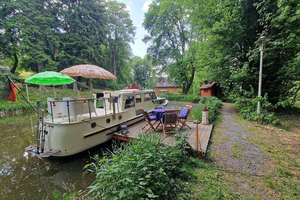 Hans im Glück, stillgelegte Yacht aus den 1960-ziger Clamping der besonderen Art in Hundsdorf, Westerwald