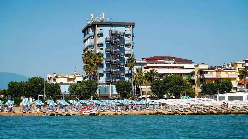 Hôtel pour 3 personnes, avec jardin ainsi que jacuzzi et piscine