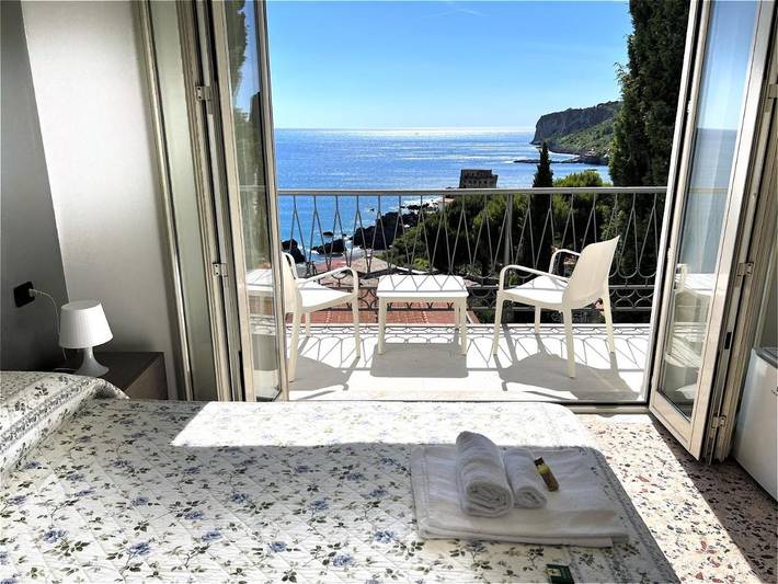 Chambre d’hôte pour 2 personnes, avec Balcon et Terrasse ainsi que Jacuzzi et Jardin à Praia a Mare