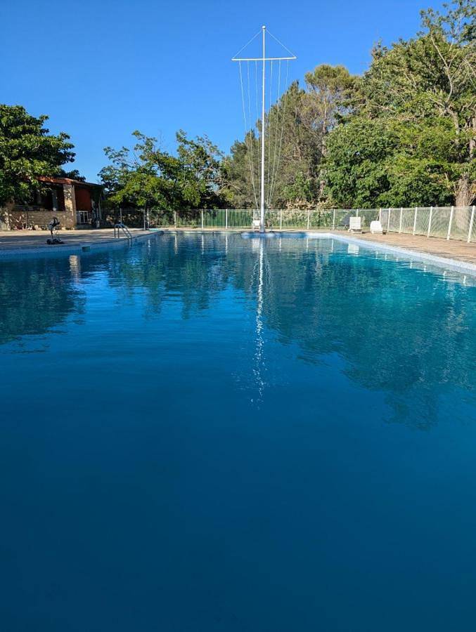 Maison d’hôte pour 2 personnes, avec Terrasse et Jacuzzi ainsi que Jardin et Piscine à Ginasservis