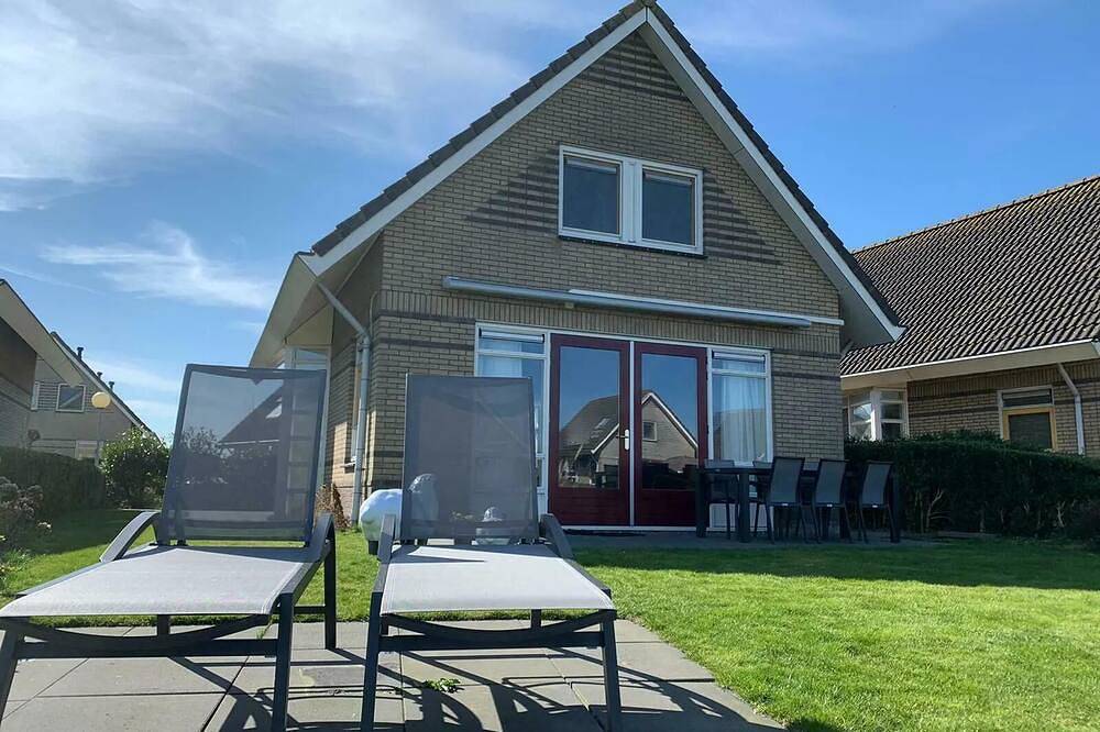Bungalow with traditional sauna in Medemblik, Ijsselmeer