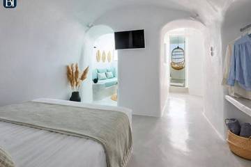 Holiday Apartment for 3 People in Firostefani, Thera, Photo 1