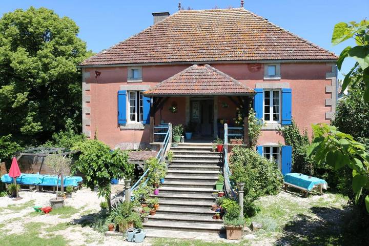 Maison d’hôte pour 4 personnes, avec piscine ainsi que vue et jardin