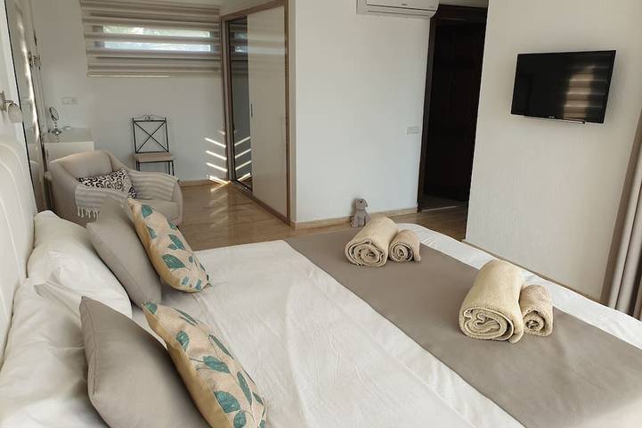 Luxusvilla, mit privatem Pool, schönen Gärten zusammen mit atemberaubendem Meer und m in Kaş, Provinz Antalya