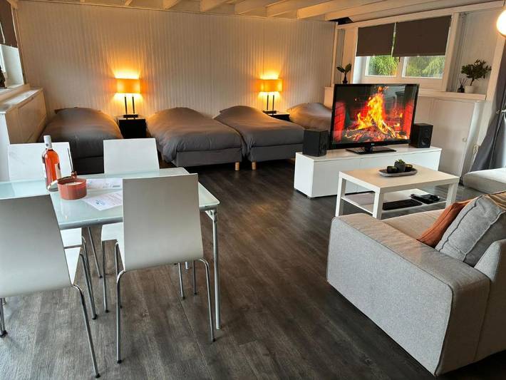 B&b voor 4 personen, with uitzicht op het meer and tuin as well as uitzicht in Sloten