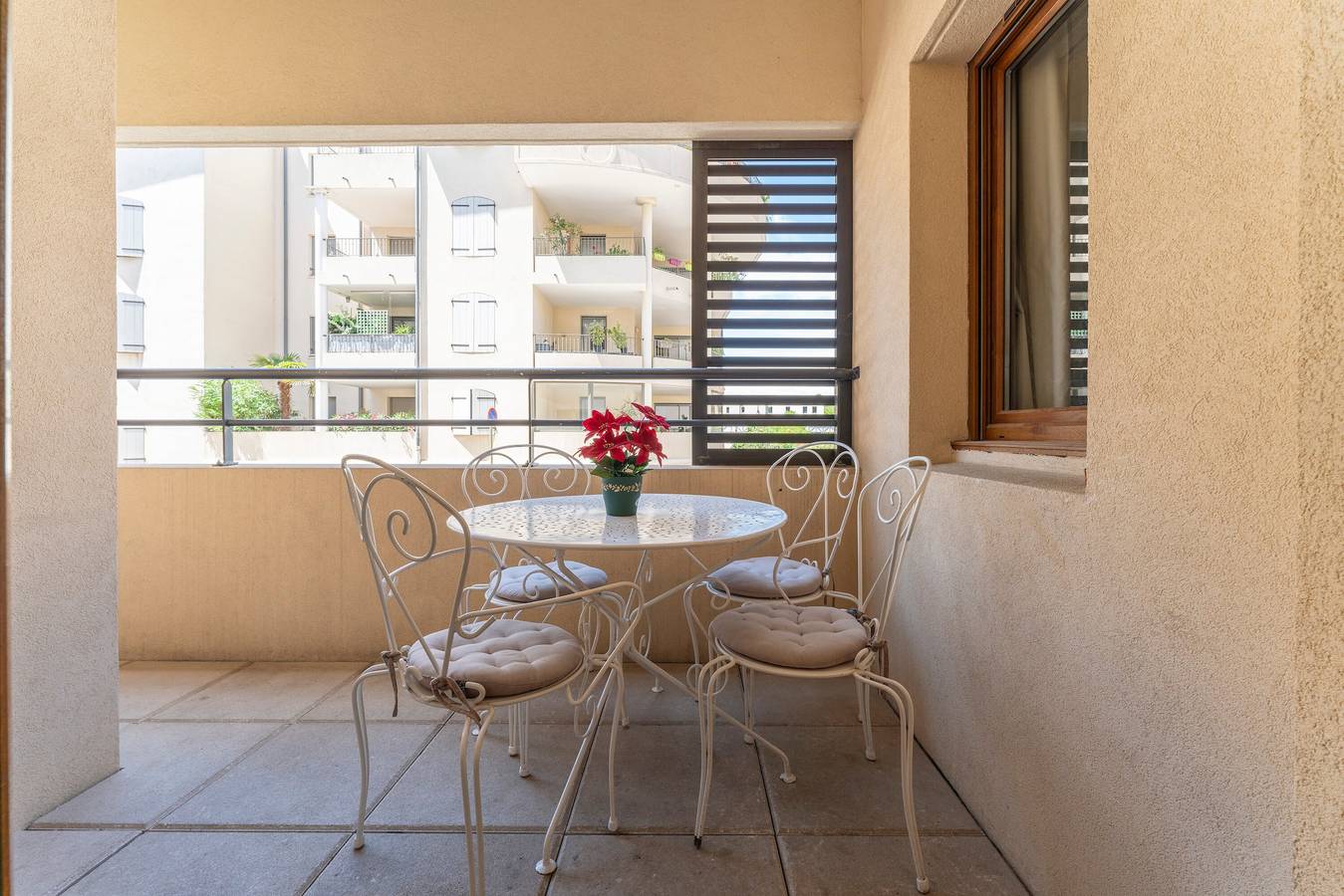 Entire apartment, Apartment 'Appartement Des Cedres' with Shared Pool, Wi-Fi and Air Conditioning in Uzès, Nimes region