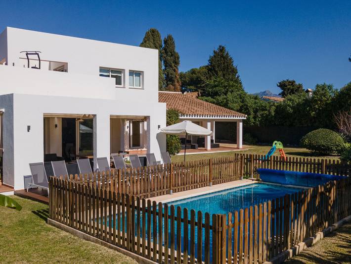 Casa para 11 personas, con balcón y jardín en Estepona