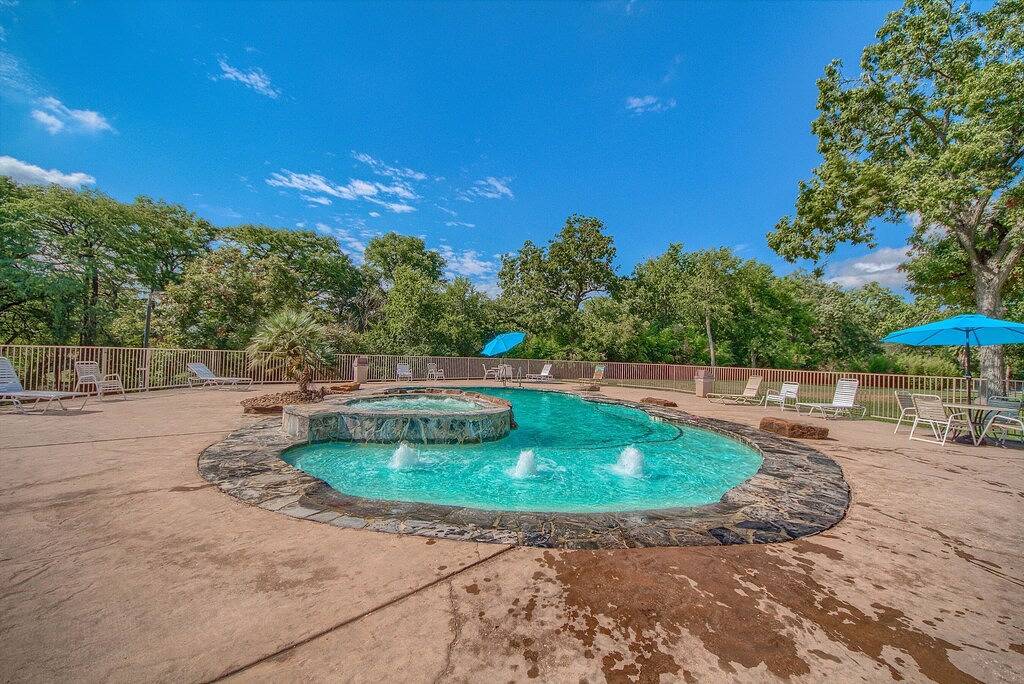 Ganze Wohnung, 2 Pools, 4 Hot tubs on the Guadalupe River! Walk to Schlitterbahn! in New Braunfels, Comal County