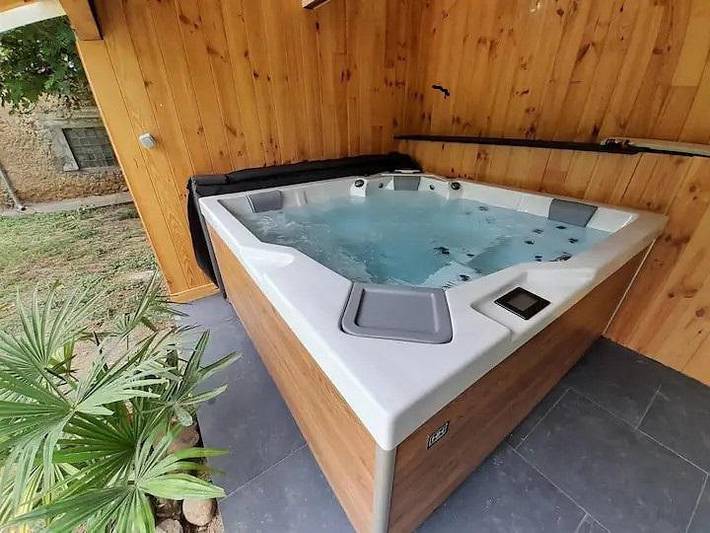 Gîte pour 6 personnes, avec jacuzzi et jardin