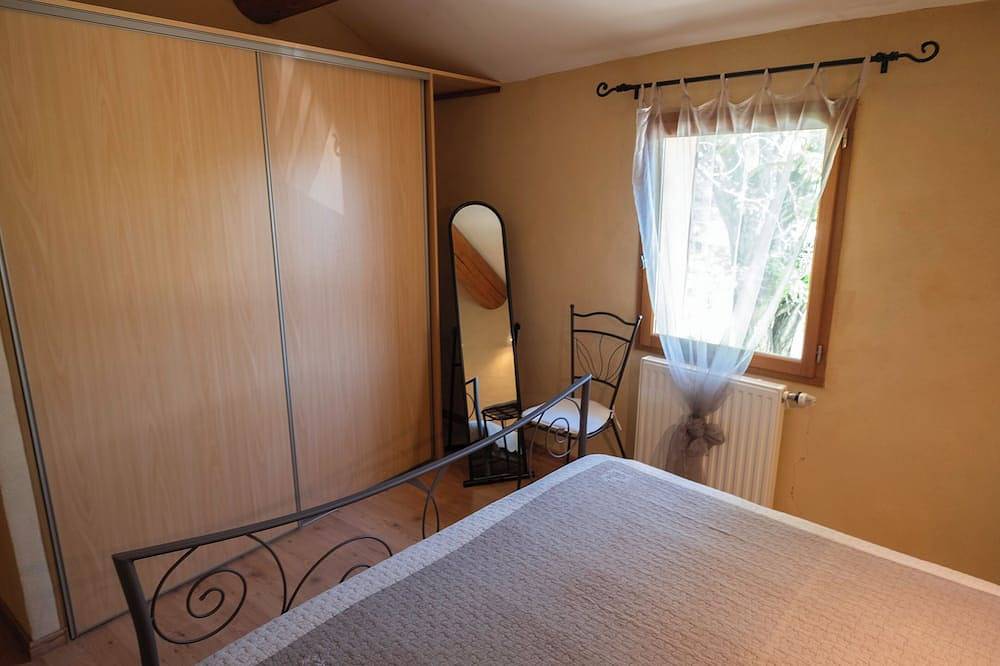 Character house in the heart of the Luberon Park in Gargas, Parque natural regional del Luberon