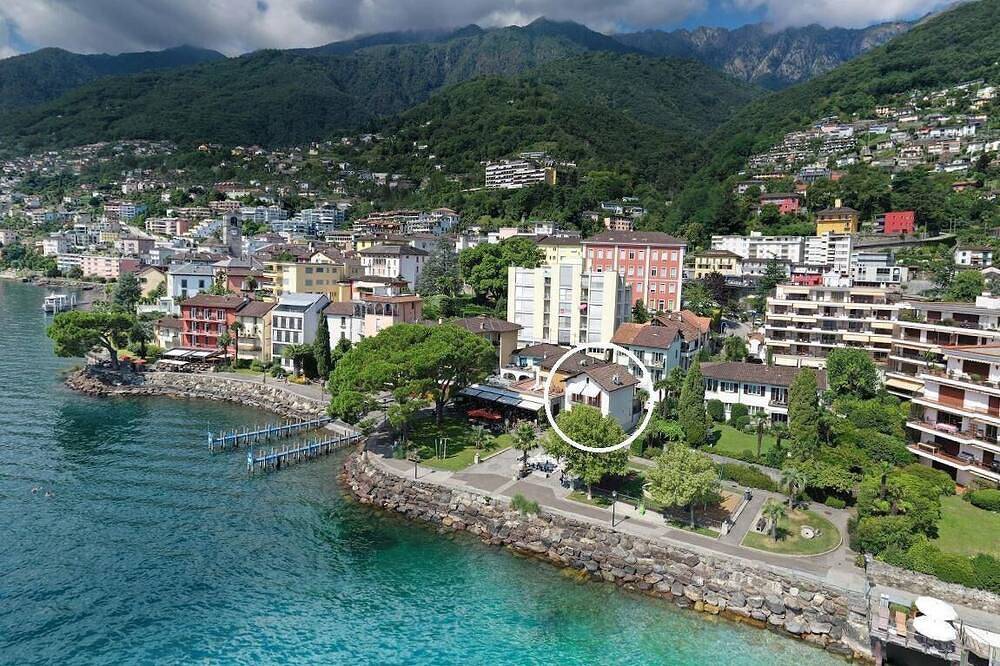 Ferienhaus direkt an der autofreien Seepromenade mit privatem Parkplatz vor dem in Porta (Brissago), Brissago