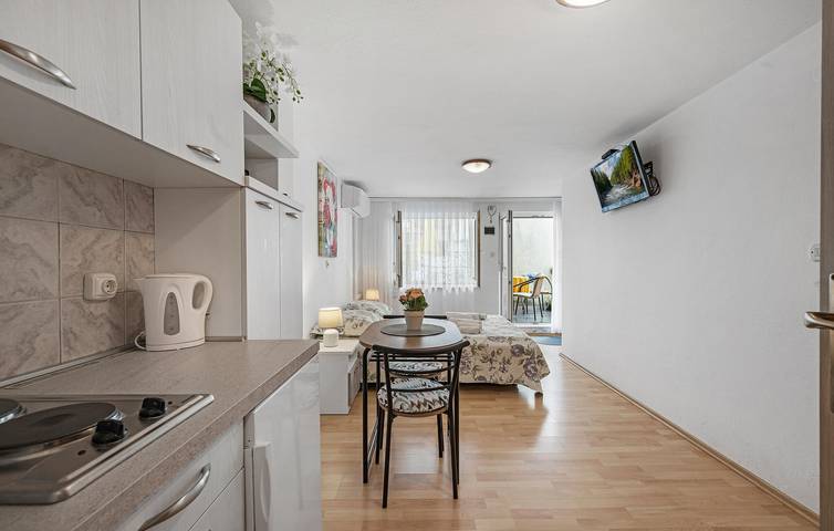 Ganze Ferienwohnung, Gemütliche Ferienwohnung mit Terrasse, Küche und Zugang zum Strand – 1000 m entfernt in Vodice, Šibenik-Knin