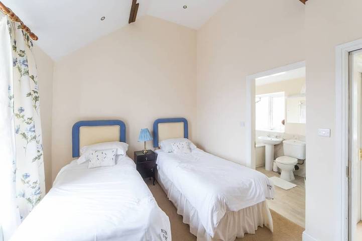 Casa rural convertida rodeada por un campo tranquilo y pacífico en una granja familiar de trabajo in Gateshead