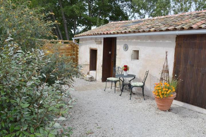 Location de vacances pour 2 personnes, avec terrasse et jardin à Chef-Boutonne - 3