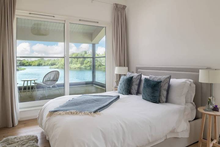 Serendipity | Cotswold Lakehouse | Hot Tub & Kayak in Wiltshire