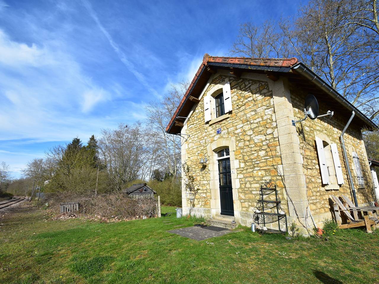 Cabaña en Francia con jardín cerca del lago in Montaron, Nièvre