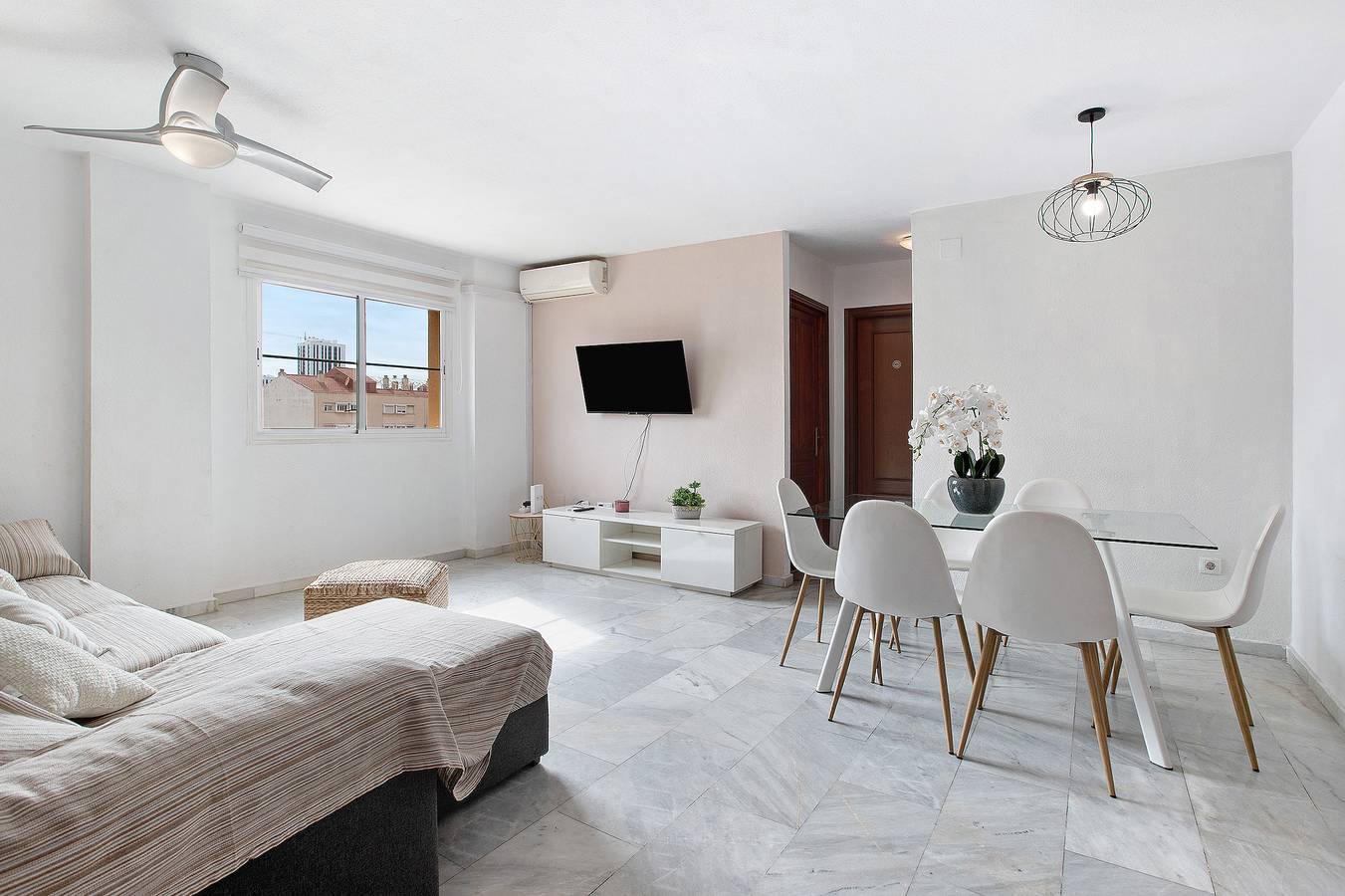 Appartamento intero, Appartamento 'Atico Dúplex En Málaga' con vista sulle montagne, terrazza privata e Wi-Fi in Carretera de Cádiz, Malaga